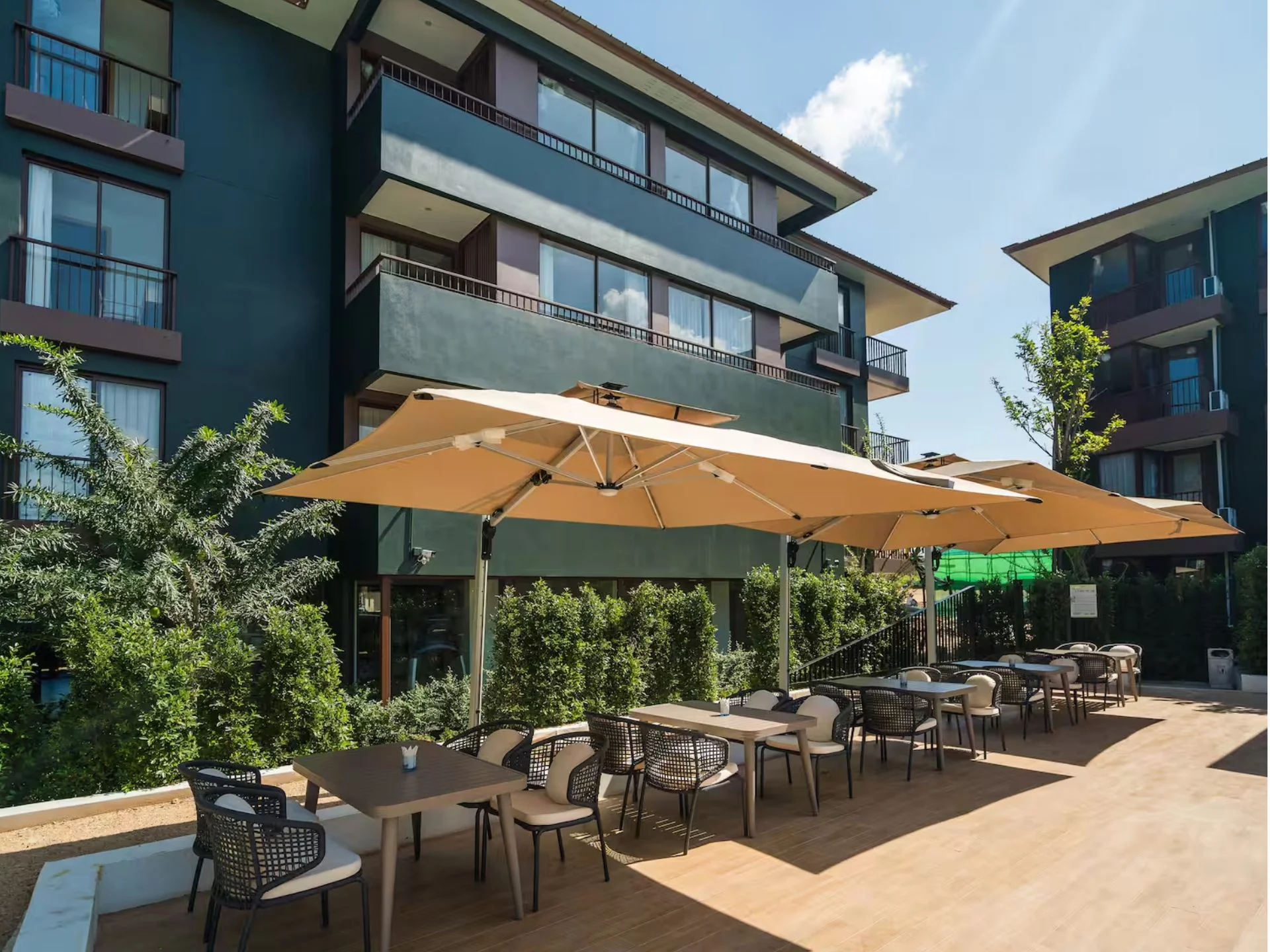 Área de comedor al aire libre con sombrillas en complejo Wing Samui, Bo Pu