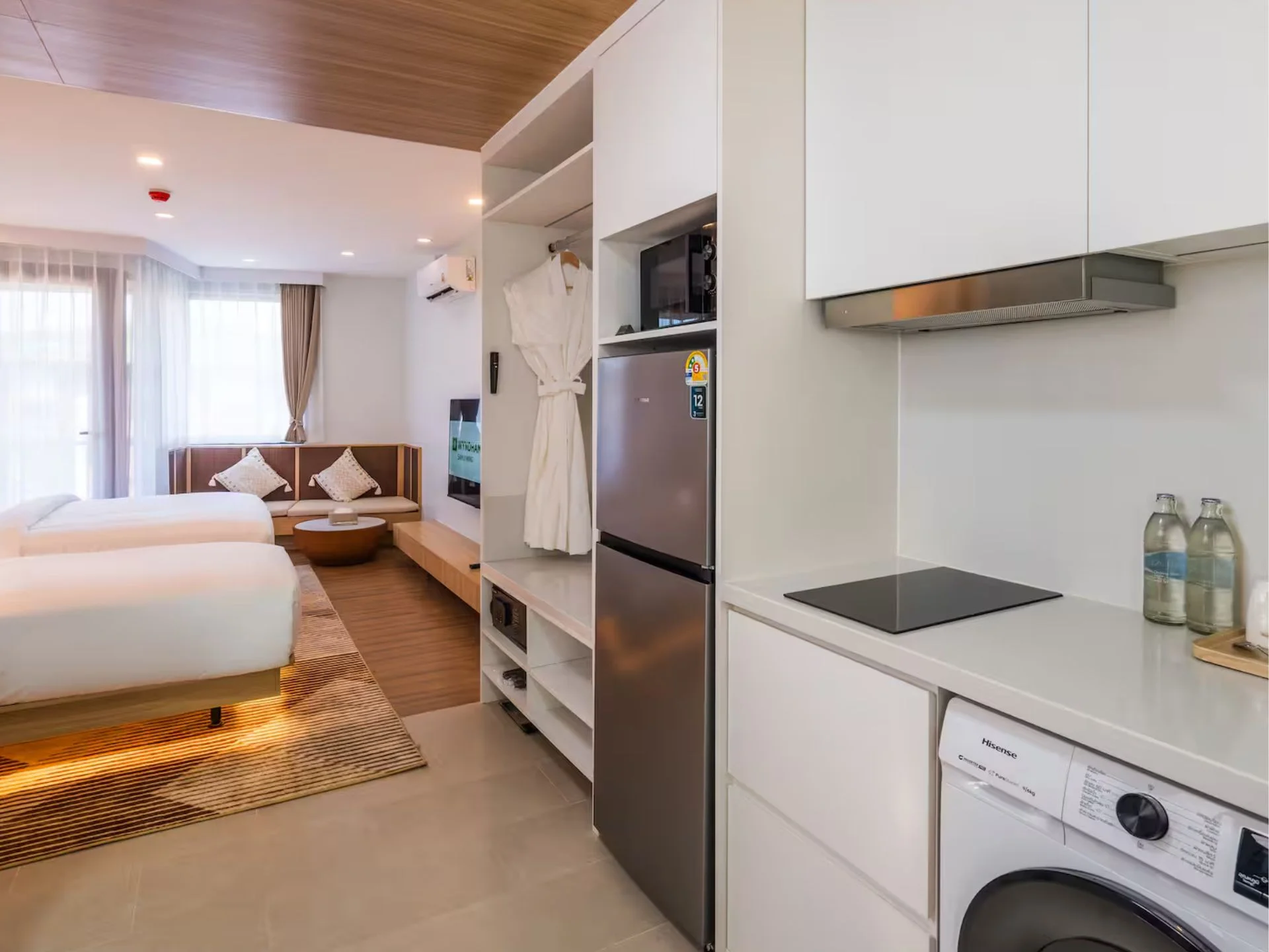Interior de cocina estudio y dormitorio en Wing Samui, Bo Pu
