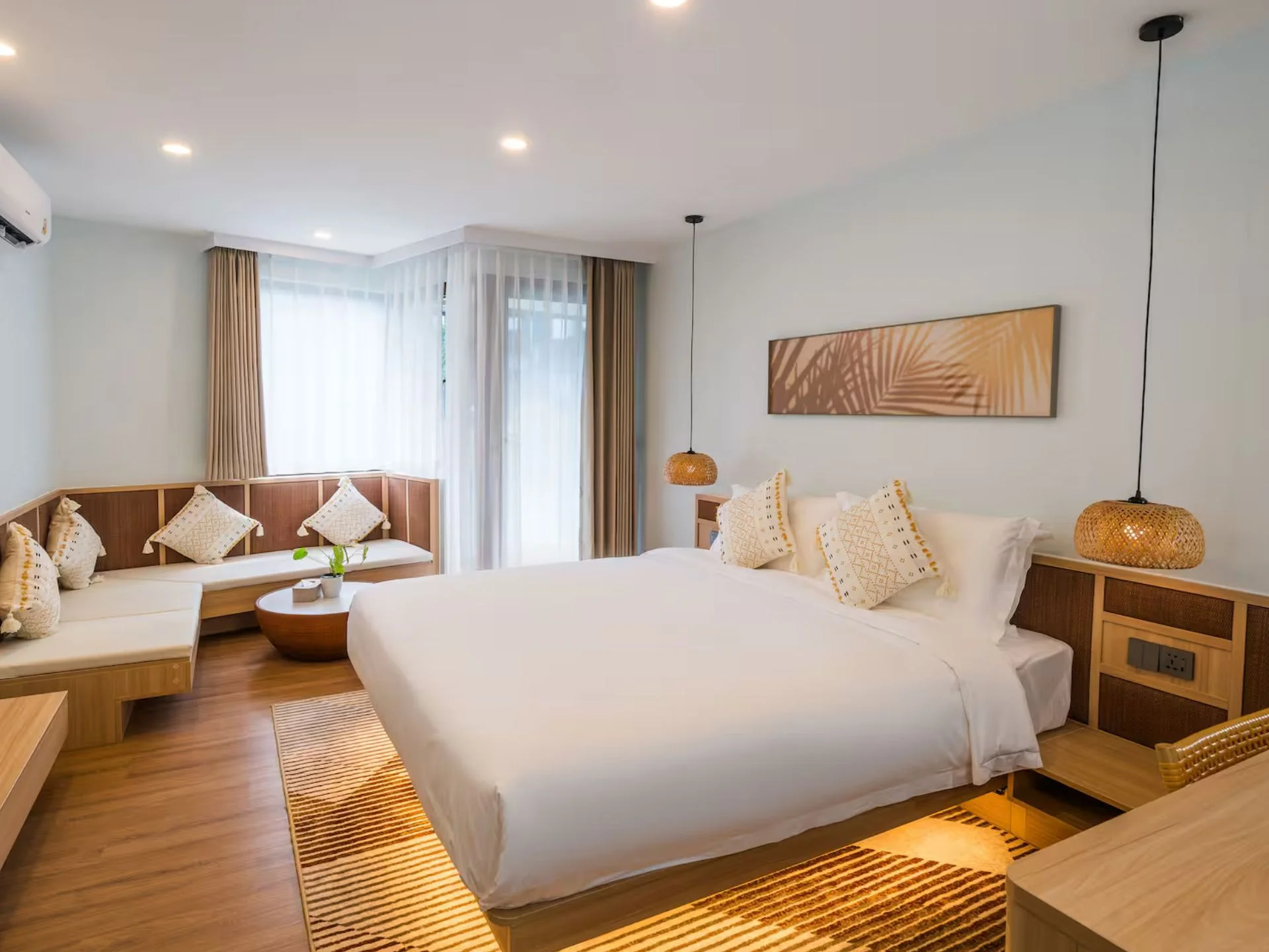 Dormitorio principal con área de estar en apartamento estudio en Wing Samui, Bo Pu