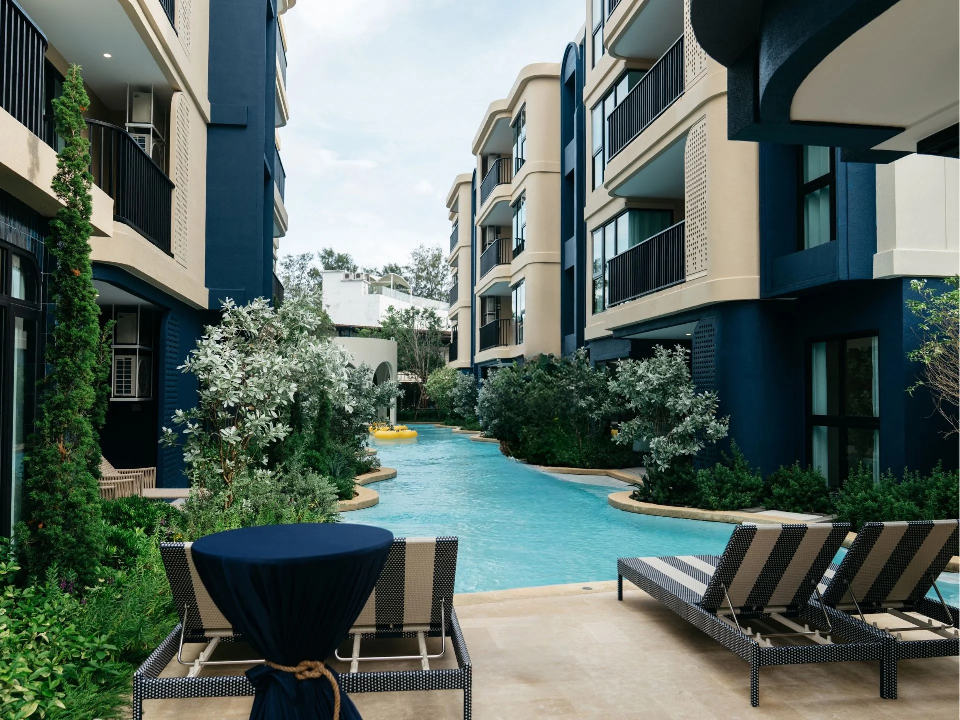 Swimmingpool und gestalteter Innenhof im The Title Cielo, Rawai
