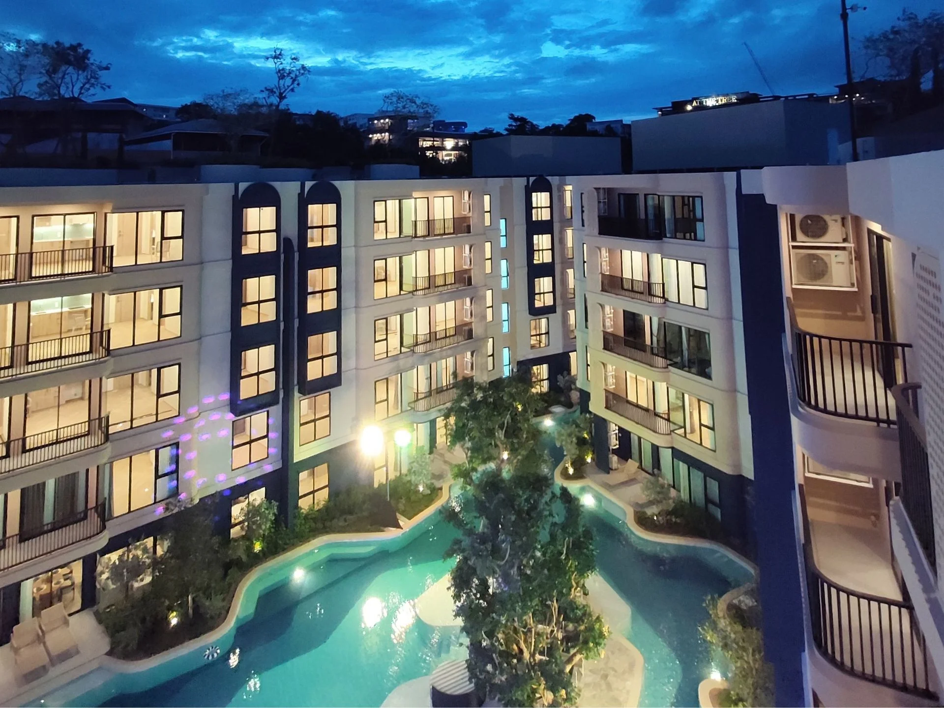 Abendansicht des The Title Cielo Komplexes mit beleuchtelem Pool und Innenhof, Rawai