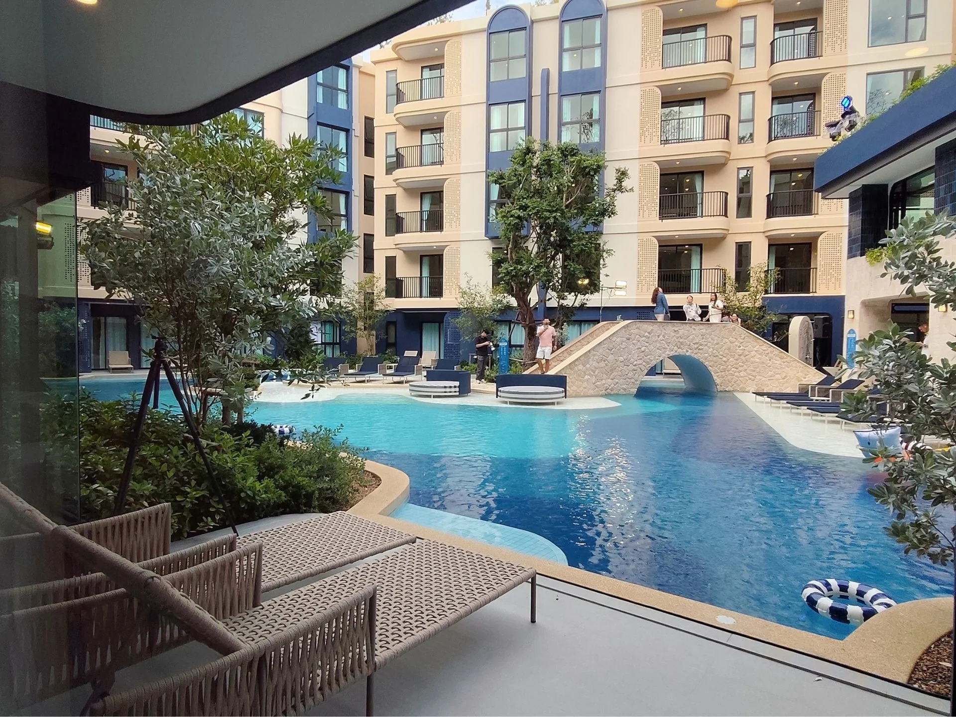 Swimmingpool und Innenhof der Apartments The Title Cielo, Rawai
