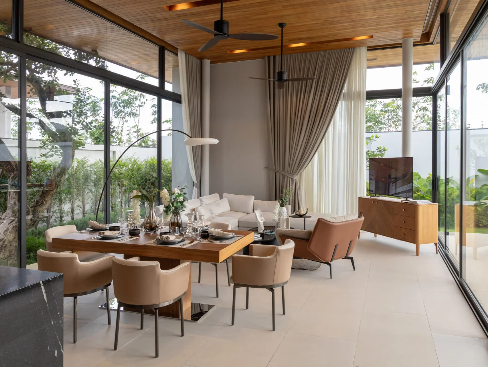 Otevřený obývací pokoj s jídelnou a výhledem na zahradu v 3-pokojové vile v Botanica Four Seasons, Laya