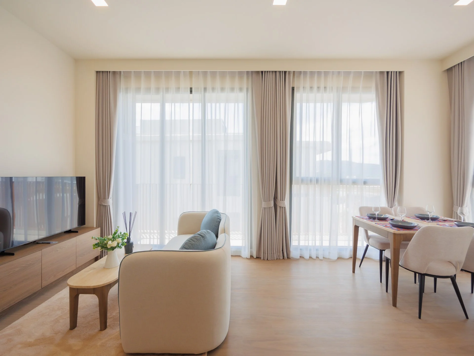 Wohnzimmer und Essbereich in 1-Zimmer-Wohnung im Canvas Cherngtalay, Chengthalay