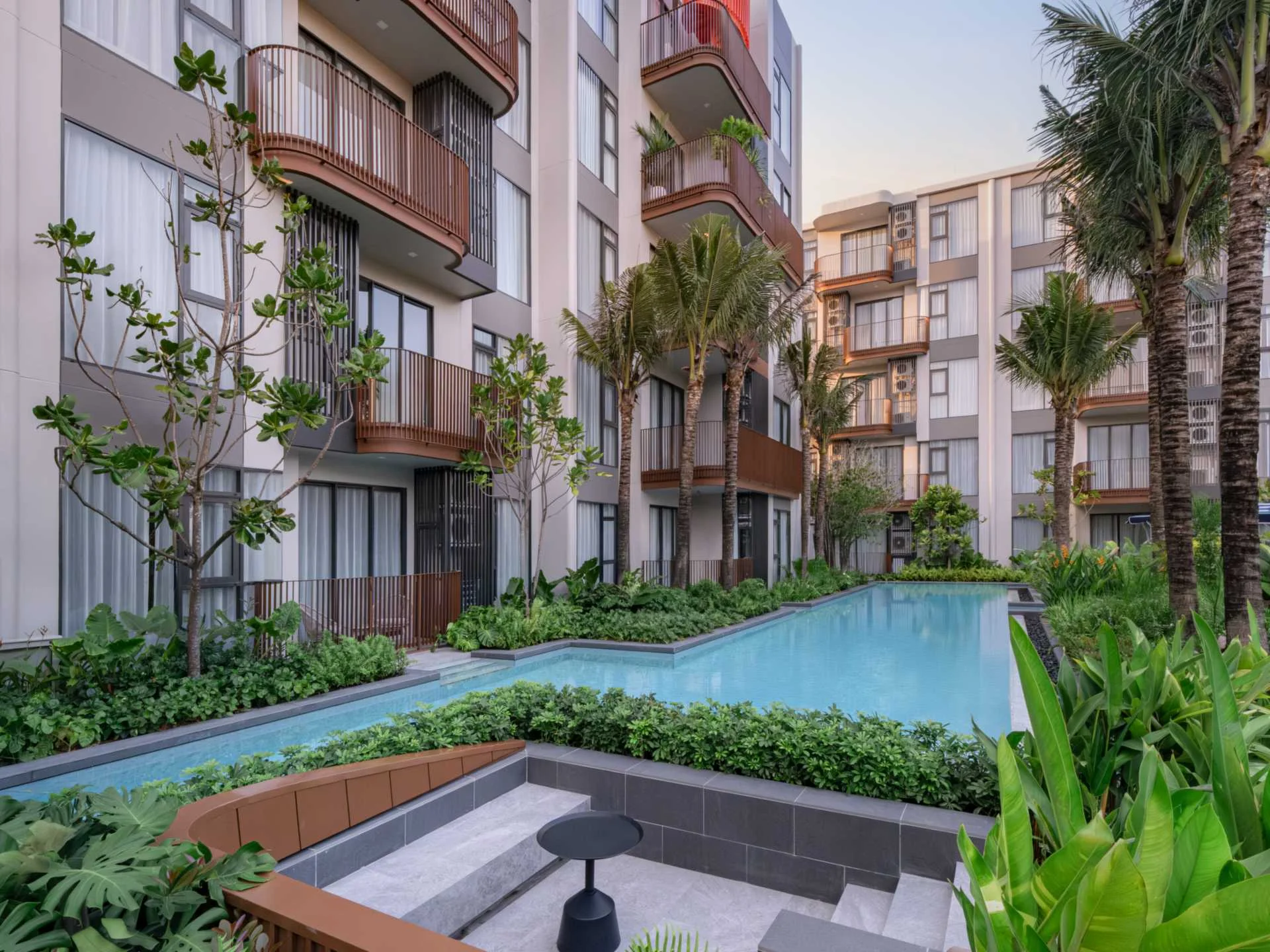 Swimmingpool und gestalteter Innenhof im Canvas Cherngtalay, Phuket