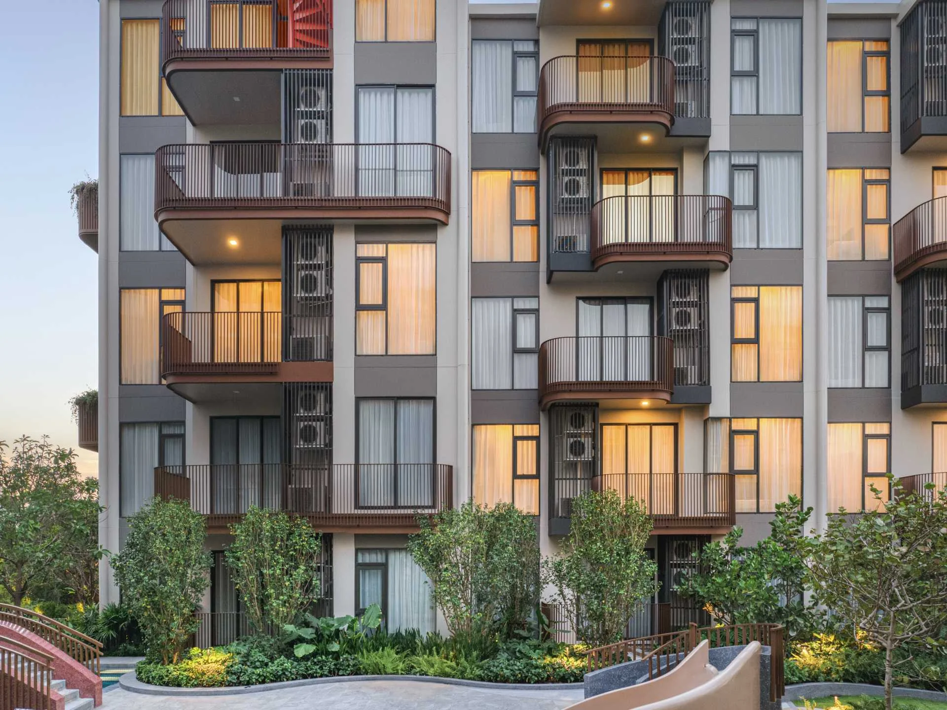 Zwei Badezimmer und Balkon