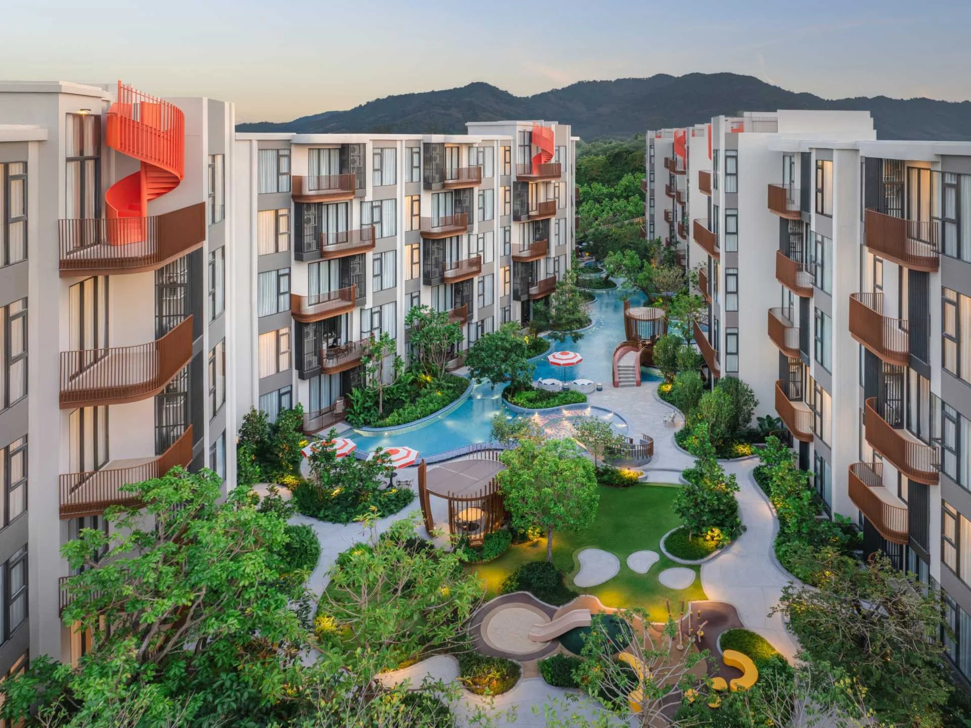 Luftaufnahme des Canvas Cherngtalay Komplexes mit Swimmingpool und angelegtem Innenhof, Chengthalay