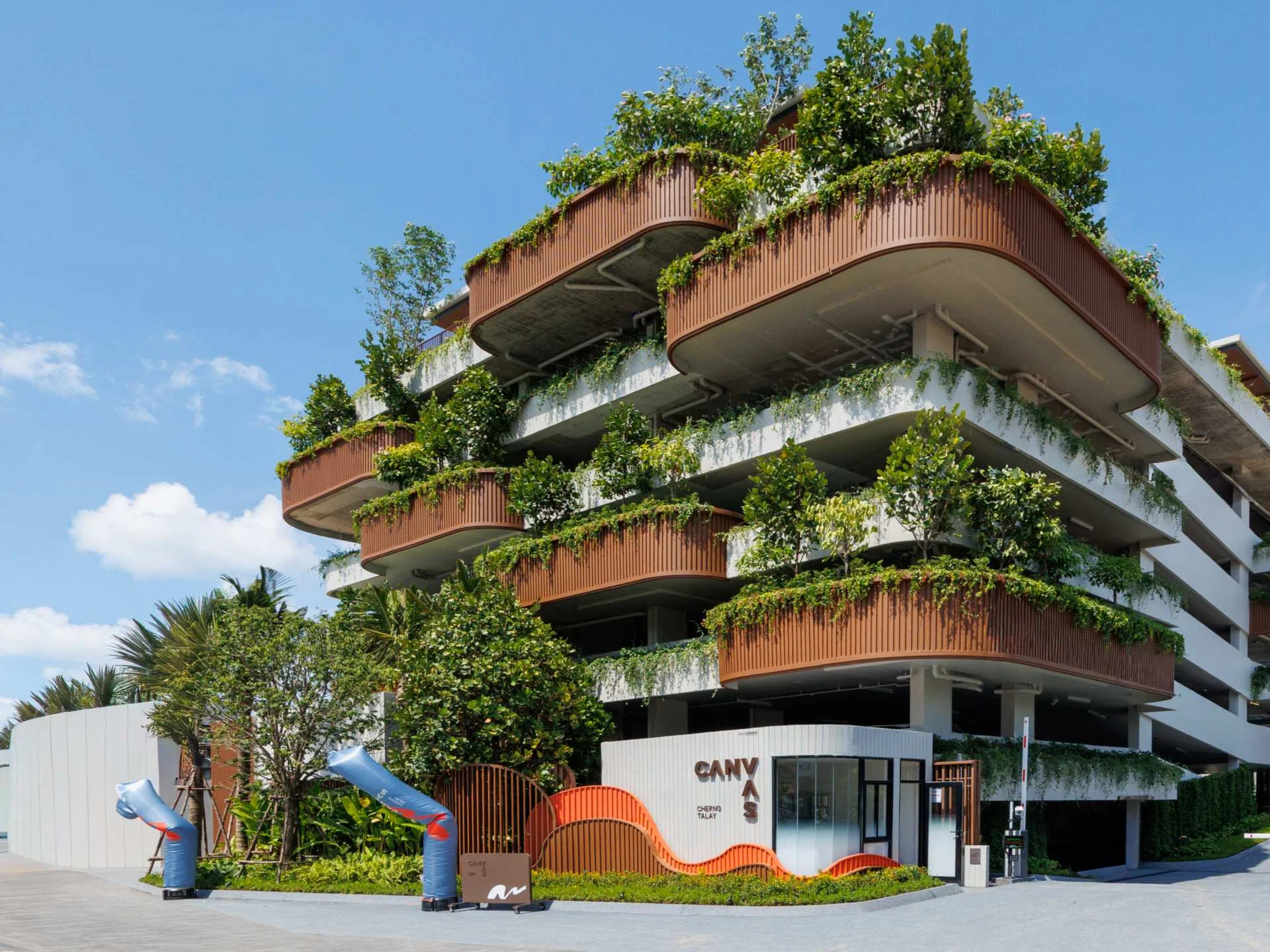 Moderní architektura se zelenými terasami v Canvas Cherngtalay