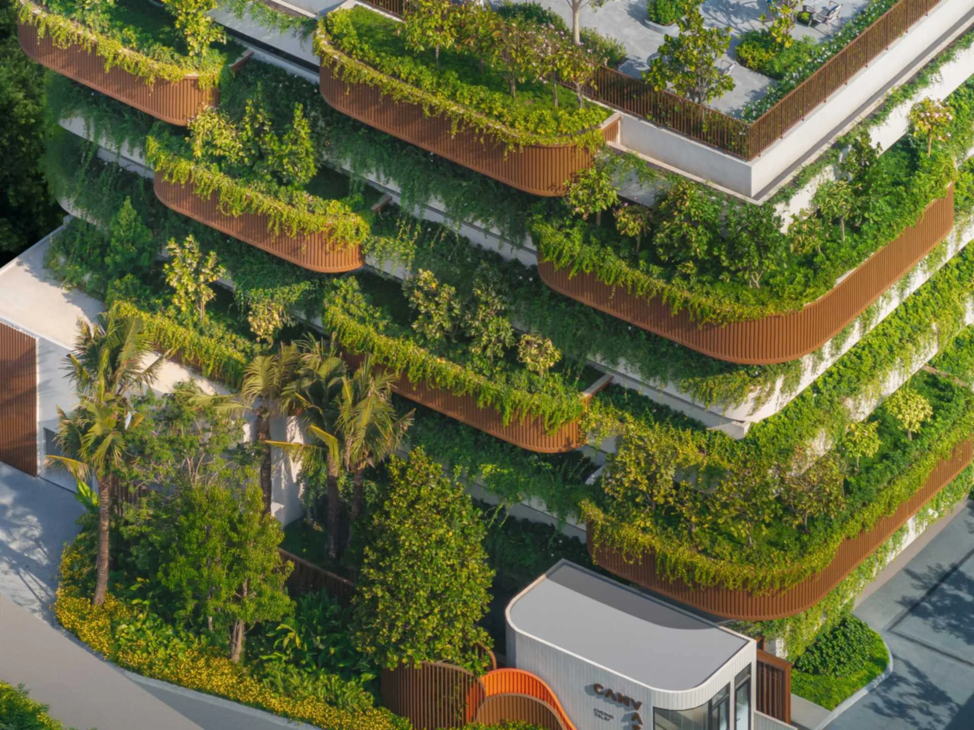 Architektura Canvas Cherngtalay se zelenými balkóny a zahradou, Cherng Talay