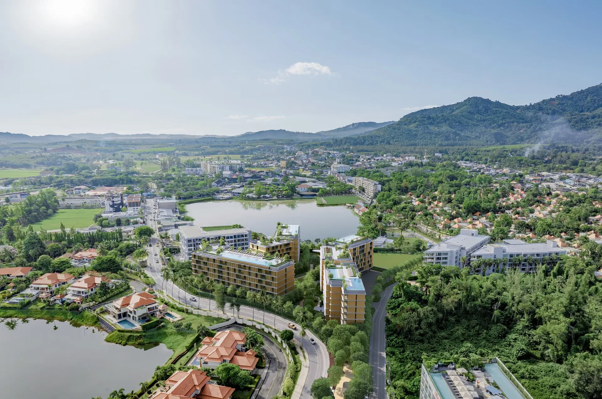 Luftaufnahme des Laguna Lake Residences Aster Komplexes mit See und Berglandschaft, Bang Tao