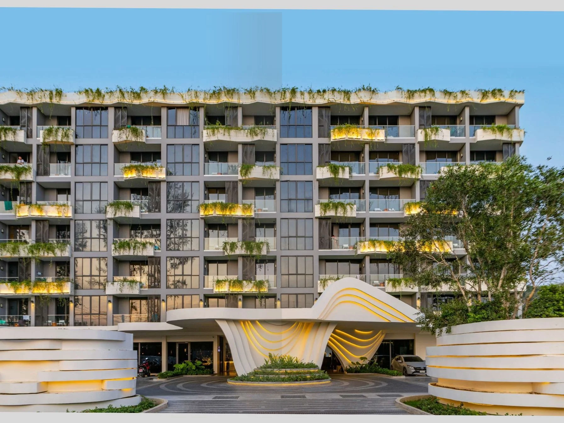 Architektur der Residenz Layan Green Park Phase 2 mit geschwungenem Eingangsvordach, Layan, Thailand