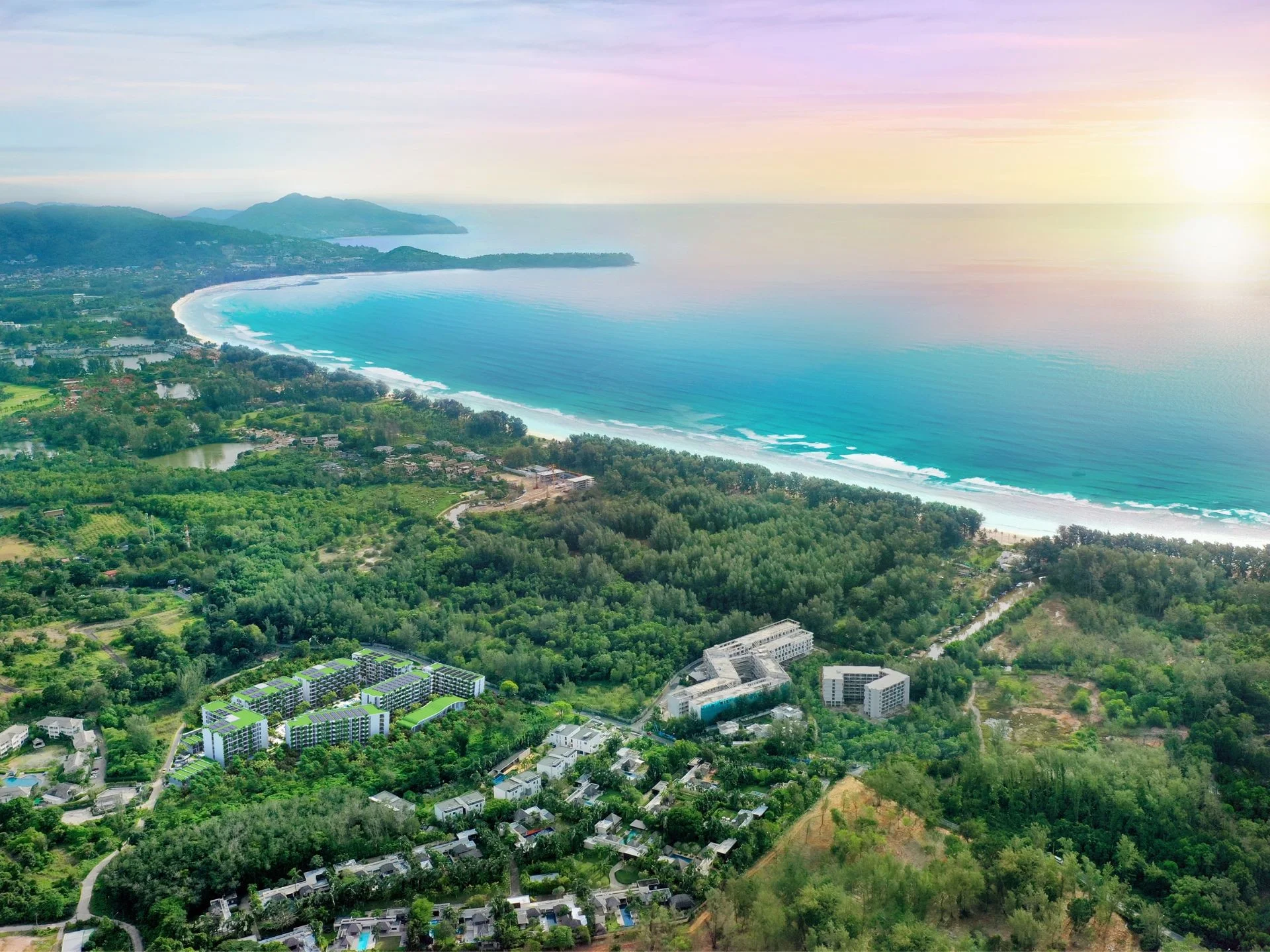 Luftaufnahme des Layan Green Park Phase 2 Komplexes und der geschwungenen Bucht des Layan Strands, Thailand