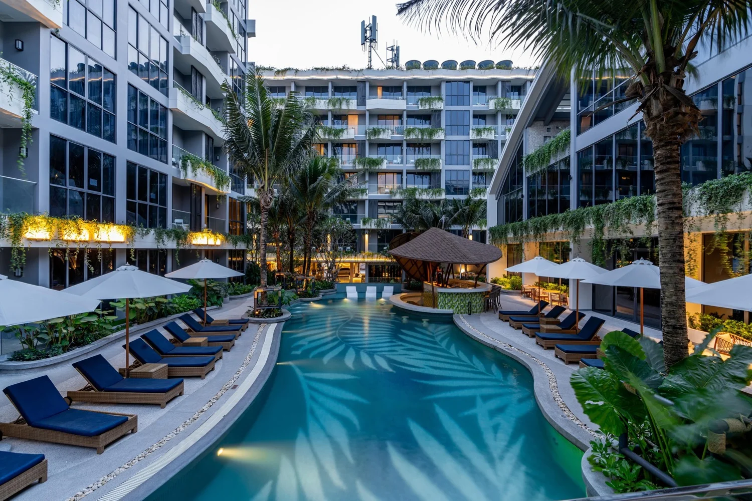 Poolbereich mit Liegen und Sonnenschirmen im Layan Green Park Phase 1, Layan, Thailand, Ansicht 2