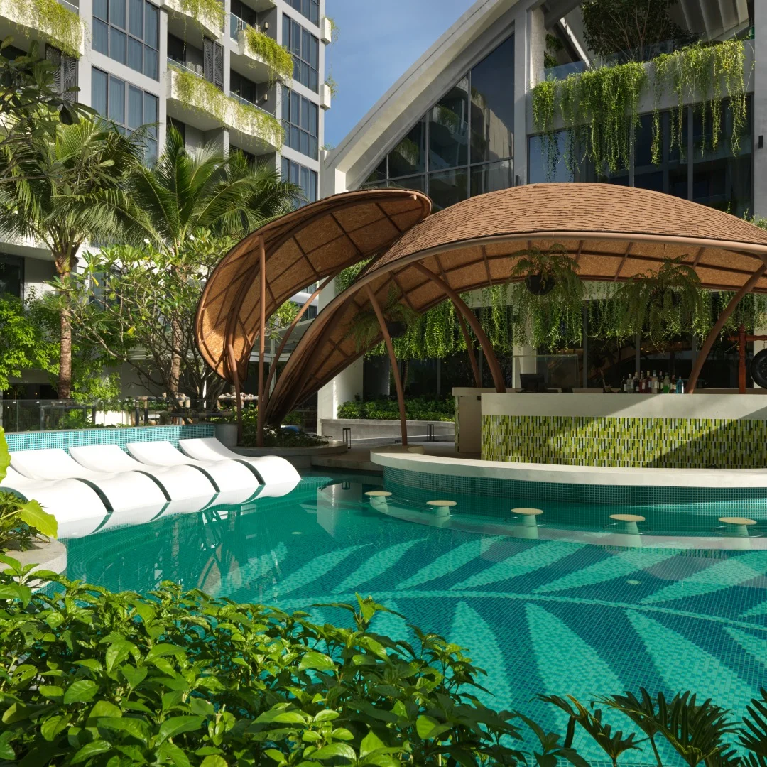 Swimmingpool-Bereich mit Swim-up-Bar und Liegestühlen im Layan Green Park Phase 1, Layan, Thailand